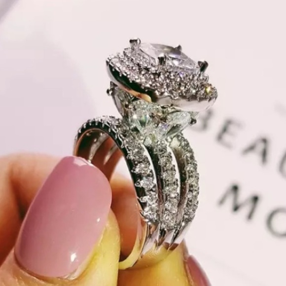Jewelry - NEW 925 STERLING SILVER DIAMOND HALO RING